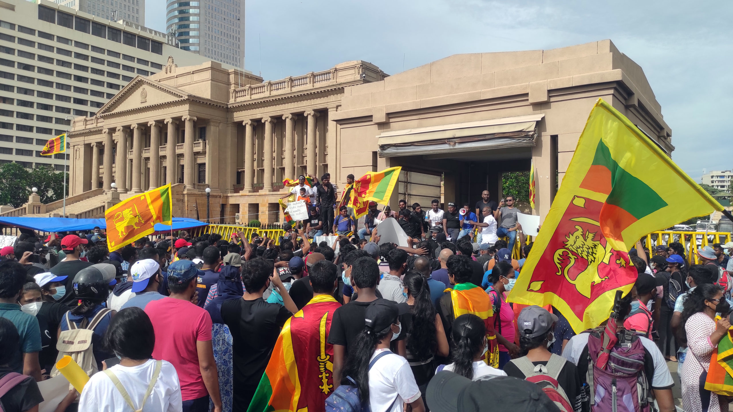 Anti-government_protest_in_Sri_Lanka_2022-scaled.jpg