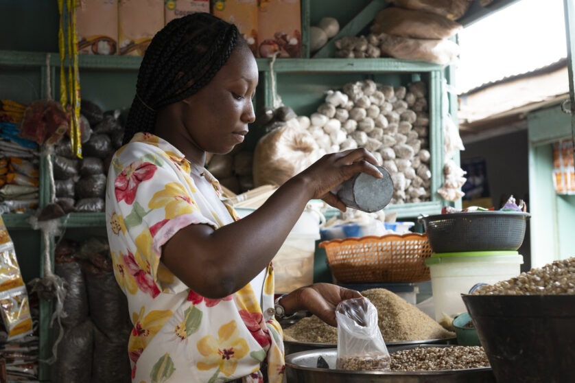 Photo medium shot of African woman working