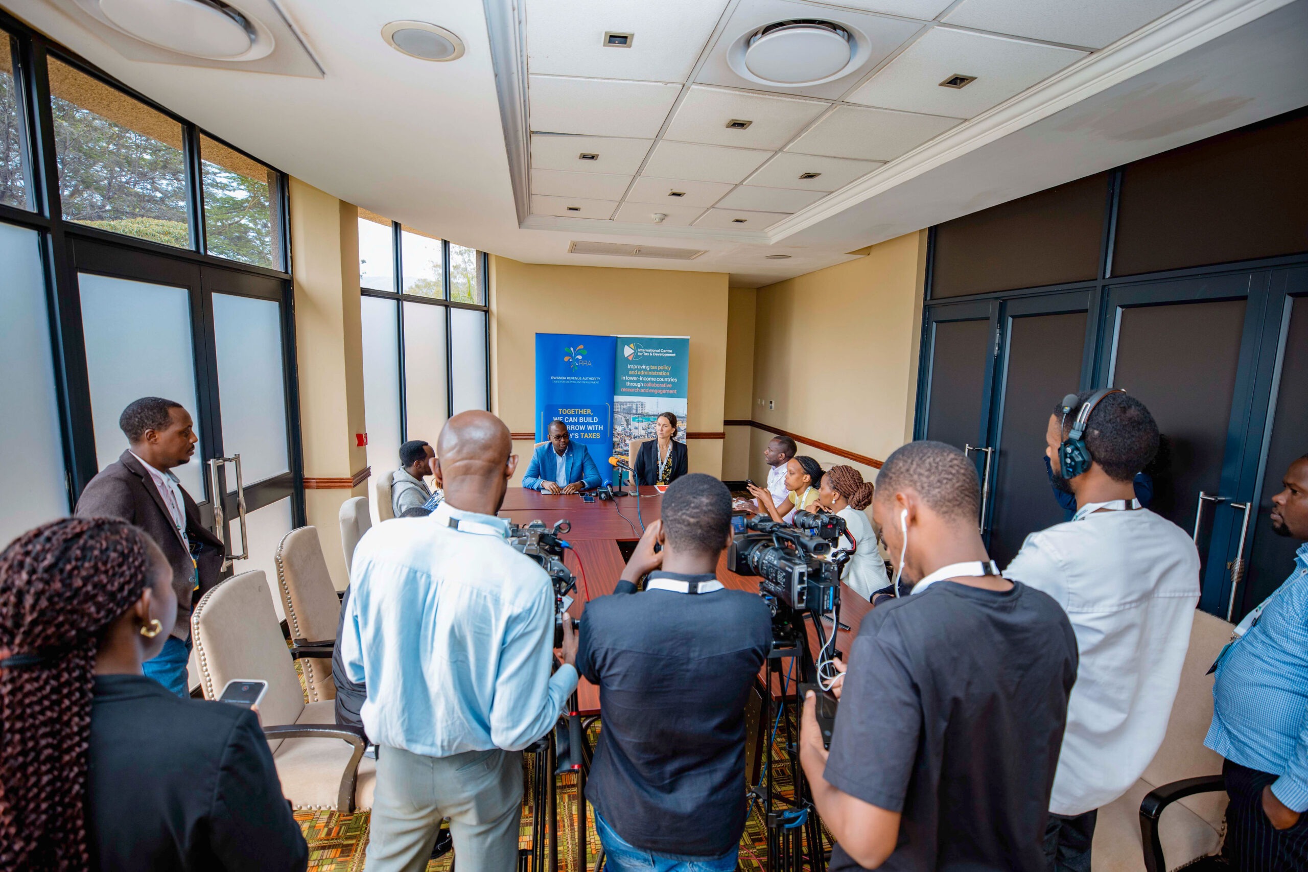 Giulia Mascagni beside the Commissioner-General of the Rwanda Revenue Authority holding a jont press conference
